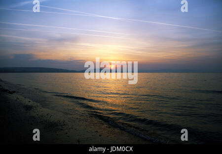 Swansea, Regno Unito. Mercoledì 21 Giugno 2017 Il sole sorge sulla Baia di Swansea, come si vede dalla Croce Ovest nel Galles del Sud, Regno Unito la marcatura del Solstizio d'estate. Foto Stock