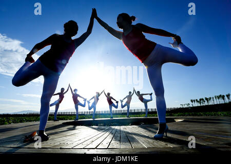 Zhangye, Zhangye, Cina. Il 21 giugno, 2017. Le donne pratica yoga presso il National Zhangye Wetland Park in Zhangye, a nord-ovest della Cina di Provincia di Gansu, Giugno 21st, 2017, marcatura International Yoga giorno. Credito: SIPA Asia/ZUMA filo/Alamy Live News Foto Stock