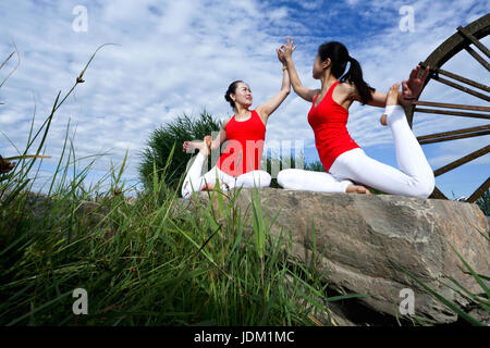 Zhangye, Zhangye, Cina. Il 21 giugno, 2017. Le donne pratica yoga presso il National Zhangye Wetland Park in Zhangye, a nord-ovest della Cina di Provincia di Gansu, Giugno 21st, 2017, marcatura International Yoga giorno. Credito: SIPA Asia/ZUMA filo/Alamy Live News Foto Stock