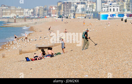 Brighton, Regno Unito. Il 21 giugno, 2017. Sole caldo sulla spiaggia di Brighton questa mattina come è prevista per essere il più caldo giorno di giugno per oltre 40 anni in alcune parti della Gran Bretagna oggi Credito: Simon Dack/Alamy Live News Foto Stock