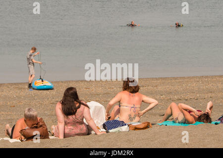 Aberystwyth Wales UK, mercoledì 21 giugno 2017 UK Meteo:gente sulla spiaggia in Aberystwyth rendendo la maggior parte di ciò che ci si aspetta di essere l'ultimo giorno del corrente periodo di caldo e afoso meteo come il calore di mini-onda continua oggi oltre le isole britanniche. Il Met Office ha avvertito di heavy rain e temporali con la possibilità di localizzare le inondazioni che hanno colpito gran parte del Regno Unito nella prossima 24 Ore come il sistema meteo inizia a rompersi dopo molti giorni di registrare hight temperature ©keith morris / Alamy Live News Foto Stock