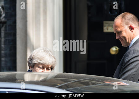 Londra, Regno Unito. Il 21 giugno, 2017. Il Primo Ministro inglese Theresa Maggio lascia 10 di Downing Street per lo stato apertura del Parlamento e la regina del discorso che imposta l'agenda del governo per la nuova sessione parlamentare. Credito: Wiktor Szymanowicz/Alamy Live News Foto Stock