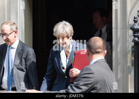 Londra, Regno Unito. Il 21 giugno, 2017. Il Primo Ministro inglese Theresa Maggio lascia 10 di Downing Street per lo stato apertura del Parlamento e la regina del discorso che imposta l'agenda del governo per la nuova sessione parlamentare. Credito: Wiktor Szymanowicz/Alamy Live News Foto Stock