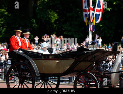 Londra, Regno Unito. 17 Giugno, 2017. File foto prese il 17 giugno 2017 illustra il Duca di Edimburgo (1R) a fianco della regina Elisabetta II a Trooping il colore 2017 per celebrare la regina 91º compleanno a Londra, Gran Bretagna. Il Duca di Edimburgo, marito della Regina Elisabetta II, è stato ricoverato in ospedale come misura precauzionale per il trattamento di una infezione, Buckingham Palace ha detto Mercoledì. Credito: Han Yan/Xinhua/Alamy Live News Foto Stock