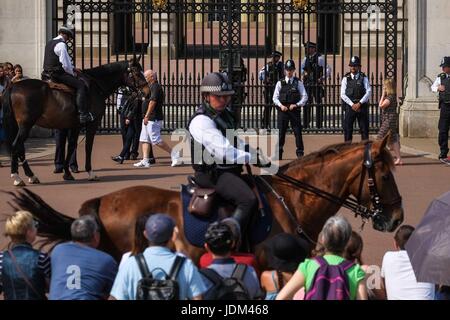 Londra: 21 giugno 2017. Polizia montata fuori Buckingham Palace.Lo stato Apertura del Parlamento europeo segna l'inizio formale dell'anno parlamentare e nel discorso della Regina si espone i governi di ordine del giorno per la prossima sessione. :Credit claire doherty Alamy/Live News. Foto Stock