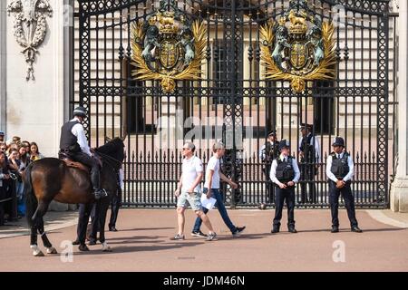 Londra: 21 giugno 2017. Polizia montata fuori Buckingham Palace.Lo stato Apertura del Parlamento europeo segna l'inizio formale dell'anno parlamentare e nel discorso della Regina si espone i governi di ordine del giorno per la prossima sessione. :Credit claire doherty Alamy/Live News. Foto Stock