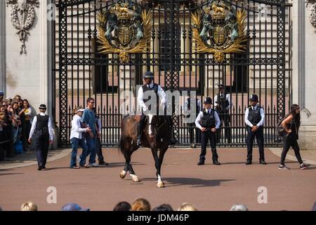 Londra: 21 giugno 2017. Polizia montata fuori Buckingham Palace.Lo stato Apertura del Parlamento europeo segna l'inizio formale dell'anno parlamentare e nel discorso della Regina si espone i governi di ordine del giorno per la prossima sessione. :Credit claire doherty Alamy/Live News. Foto Stock