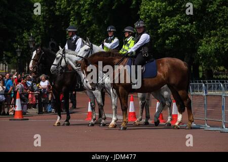 Londra: 21 giugno 2017. Polizia montata fuori Buckingham Palace.Lo stato Apertura del Parlamento europeo segna l'inizio formale dell'anno parlamentare e nel discorso della Regina si espone i governi di ordine del giorno per la prossima sessione. :Credit claire doherty Alamy/Live News. Foto Stock