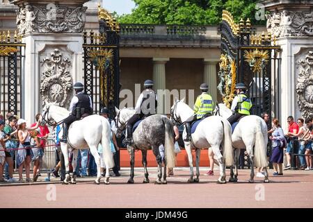 Londra: 21 giugno 2017. Montate i funzionari di polizia al di fuori Buckingham Palace. Lo stato Apertura del Parlamento europeo segna l'inizio formale dell'anno parlamentare e nel discorso della Regina si espone i governi di ordine del giorno per la prossima sessione. :Credit claire doherty Alamy/Live News. Foto Stock