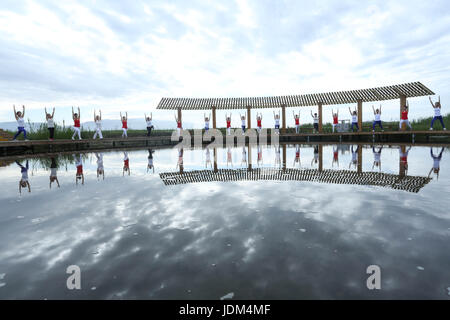 Zhangye, la Cina della provincia di Gansu. Il 21 giugno, 2017. I fan di Yoga pratica yoga in occasione della International Yoga giorno in Zhangye, a nord-ovest della Cina di Provincia di Gansu, 21 giugno 2017. Credito: Wang Jiang/Xinhua/Alamy Live News Foto Stock