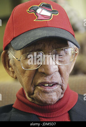 Isola di roccia, Iowa, USA. 1 Mar 2012. Shelby Harris, un residente di roccia isola infermieristica e un centro di riabilitazione, è il più antico uomo negli Stati Uniti, in base ad un gruppo che le vie supercentarians. Egli celebrerà 111compleanno alla fine di marzo. Credito: Larry Fisher/Quad-City volte/ZUMA filo/Alamy Live News Foto Stock