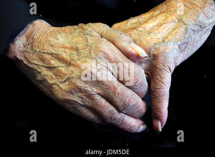 Isola di roccia, Iowa, USA. 1 Mar 2012. Shelby Harris festeggerà il suo compleanno 111a fine marzo. Credito: Larry Fisher/Quad-City volte/ZUMA filo/Alamy Live News Foto Stock