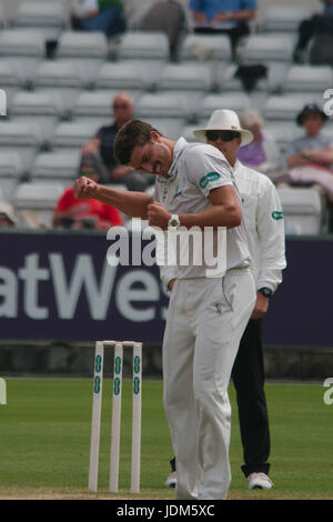 Emirates Riverside, Chester le street, Regno Unito. Il 21 giugno 2017. Marchant de Lange of Glamorgan celebra il licenziamento di Durham è Matthew Potts. Questo è stato il suo quinto paletto del Durham inning nella contea di Specsavers campionato divisione 2 corrispondono a Chester le street. Credito: Colin Edwards/Alamy Live News Foto Stock