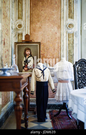 (170621) -- Seine-et-Marne Giugno 21, 2017 (Xinhua) -- Fotografia scattata a giugno 20, 2017 mostra abbigliamento per bambini che erano popolari tra il 1900 e il 1930 al castello di Champs-sur-Marne in Marne-la-Vallee, Francia. La mostra "La storia in costumi: dalla Belle Epoque al Crazy ANNI 1890-1930' ha mostrato più di quaranta abiti, dalle quali i visitatori possono realizzare l'evoluzione di capi di abbigliamento e i mutamenti sociali in quel momento. (Xinhua/Chen Yichen)(ZF) Foto Stock