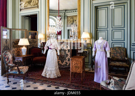 (170621) -- Seine-et-Marne Giugno 21, 2017 (Xinhua) -- Fotografia scattata a giugno 20, 2017 mostra vestiti che erano popolari tra il 1901 e il 1911 al castello di Champs-sur-Marne in Marne-la-Vallee, Francia. La mostra "La storia in costumi: dalla Belle Epoque al Crazy ANNI 1890-1930' ha mostrato più di quaranta abiti, dalle quali i visitatori possono realizzare l'evoluzione di capi di abbigliamento e i mutamenti sociali in quel momento. (Xinhua/Chen Yichen)(ZF) Foto Stock