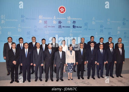 (170621) -- HONG KONG, Giugno 21, 2017 (Xinhua) -- la Regione amministrativa speciale di Hong Kong (RASHK)'s quinto-termine chief executive di Lam Cheng Yuet-ngor (C) anteriore e dei principali funzionari della quinta legislatura governo della RASHK posa per foto di gruppo durante una conferenza stampa nel sud della Cina di Hong Kong, 21 giugno 2017. La Cina del Consiglio di Stato sulla nomina di Lam, ha approvato le nomine di alti funzionari del quinto termine governo della RAS di Hong Kong in precedenza mercoledì. Tutti i 21 funzionari nominati hanno dimostrato fino alla conferenza stampa. Secondo la legge fondamentale della RAS di Hong Kong, il funzionario Foto Stock