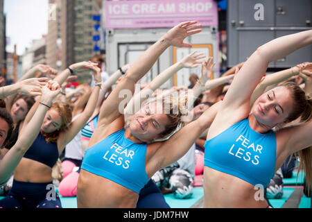 New York, Stati Uniti d'America. Il 21 giugno, 2017. Oltre 12.000 professionisti yoga pack Times Square a New York per praticare lo yoga il primo giorno di estate, Mercoledì 21 Giugno, 2017. La quindicesima Solstice in Times Square, 'Mind oltre follia", si allunga la yogi' capacità di bloccare il rumore e il disordine visivo che li circondano nel crocevia del mondo. ( © Richard B. Levine) Credito: Richard Levine/Alamy Live News Foto Stock