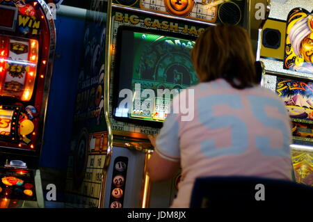 AJAXNETPHOTO. Costa Sud, Inghilterra. - Riproduzione di slot - un divertimento arcade in una località di villeggiatura sul mare, sulla costa del Sussex. Foto:JONATHAN EASTLAND/AJAX REF:1 92809 Foto Stock