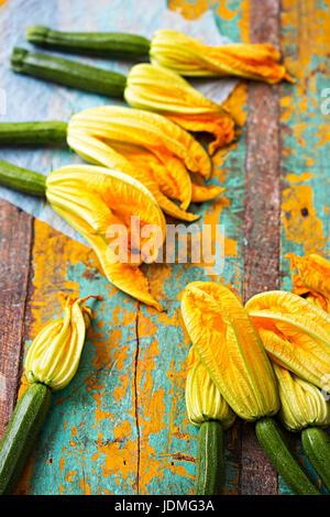 Commestibile fiori di zucchina isolato Foto Stock