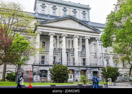 Montreal, Canada - 26 Maggio 2017: Palais de Justice courthouse municipio nella regione di Québec con la gente che camminava in piovoso nuvoloso giorno umido Foto Stock