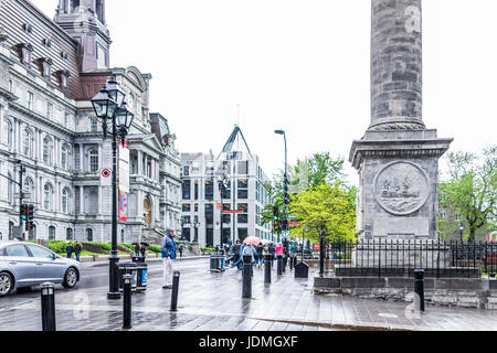 Montreal, Canada - 26 Maggio 2017: Nelson's colonna nella regione di Québec con la gente che camminava in piovoso nuvoloso giorno umido Foto Stock