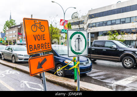 Montreal, Canada - 26 Maggio 2017: Chiuso pista ciclabile su strada in città nella regione di Québec durante il piovoso nuvoloso giorno umido Foto Stock