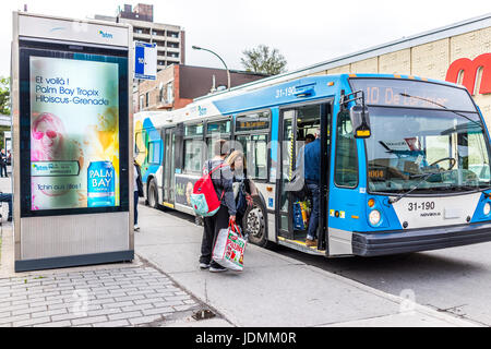 Montreal, Canada - 26 Maggio 2017: Novabus autobus in città nella regione di Québec con la gente che ottiene su Foto Stock