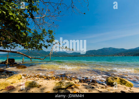 Paesaggio estivo con la bellissima scena sulla remota isola tropicale Ko Suwan vicino a Koh Chang in Thailandia. Seascape presi durante la gita in kayak. Foto Stock