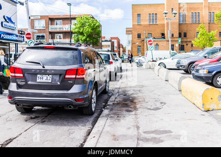 Montreal, Canada - 27 Maggio 2017: automobili parcheggiate vicino Jean Talon mercato con persone in Little Italy quartiere in città nella regione di Québec Foto Stock