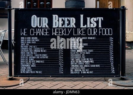 Lista di birre al di fuori di una casa publich in Rose Street, Edimburgo, Scozia, Regno Unito.