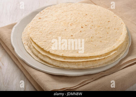 Pila di grano pane piatto sulla piastra Foto Stock