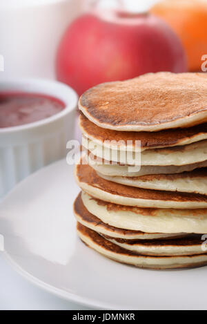 Pila di pancake freschi con frutta e marmellata Foto Stock