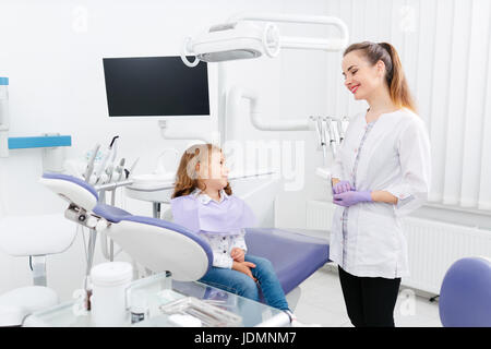 Dentista e piccola ragazza in cabinet Foto Stock