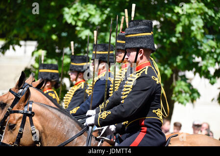 Kings Troop Royal Horse Artillery durante Trooping the Colour 2017 in The Mall, Londra, Regno Unito Foto Stock