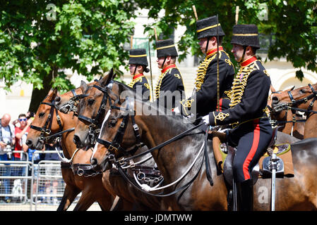 Kings Troop Royal Horse Artillery durante Trooping the Colour 2017 in The Mall, Londra, Regno Unito Foto Stock
