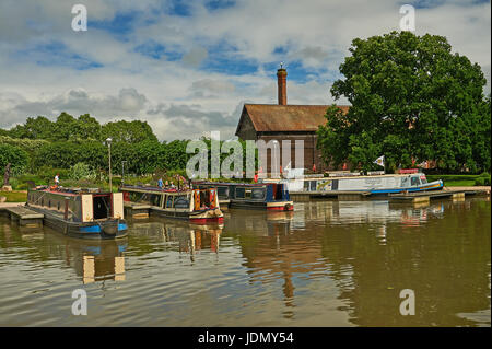 Canal strette barche ormeggiate nel bacino Bancroft alla fine di Stratford upon Avon canal, dominato da giardini e Cox's Yard . Foto Stock