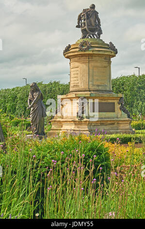 Statua di Lady Macbeth e William Shakespeare, parte del Memoriale di Gower statua in Bancroft Gardens Stratford upon Avon Warwickshire Foto Stock
