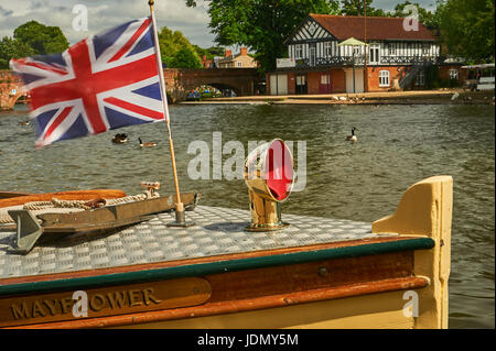 Piacere turistico cruiser Mayflower battenti bandiera dell'Union Jack da prua, su un estate sabato in Stratford upon Avon Foto Stock