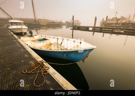 Barche da pesca in attesa di partenza ritardata nel porto di Bruinisse, Zeeland, a causa di una pesante velatura durante il sunrise. Acqua calma e un tranquillo scenario wit Foto Stock