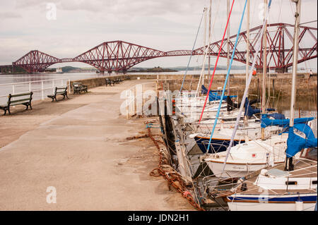 Il molo di South Queensferry. Firth of Forth Rail Bridge, ponti stradali & South Queensferry. Foto Stock