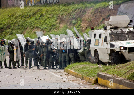 I membri della nazionale bolivariano guard tenta di cancellare un'autostrada del manifestante in Caracas. Foto Stock