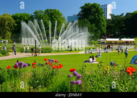 Fontane d'acqua nel parco di pianificazione Blomen onu ad Amburgo, Germania, Europa, Wasserspiele im Park parco Planten un Blomen ad Amburgo, Deutschland, Europa Foto Stock