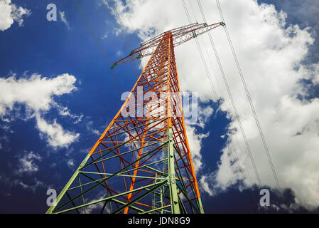 Alta tensione montante, al netto distacco, Hochspannungsmast, Netzausbau Foto Stock