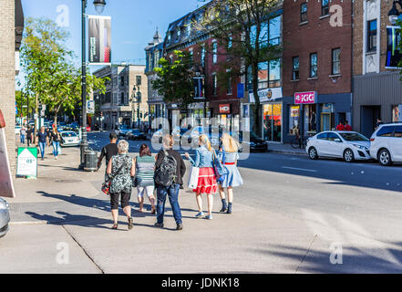 Montreal, Canada - 27 Maggio 2017: la gente camminare su Saint Laurent boulevard di Montreal del Plateau Mont Royal nella regione di Québec Foto Stock