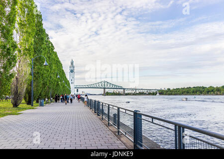 Montreal, Canada - 27 Maggio 2017: vecchia area portuale con persone che guardano al porto e la torre dell orologio nella città vecchia in città nella regione di Québec nel corso estivo soleggiato Foto Stock