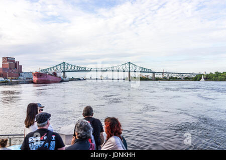 Montreal, Canada - 27 Maggio 2017: persone affacciato sul porto antico di Porto e Molson fabbrica e Jacques Cartier bridge nella città vecchia in città in que Foto Stock