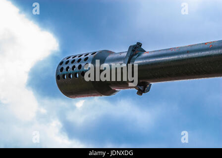 Primo piano sulla punta del cannone del serbatoio sul cielo blu Foto Stock