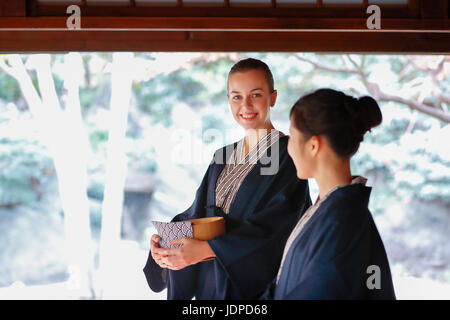 La donna caucasica indossare uno yukata Giapponesi con amico al ryokan tradizionale, Tokyo, Giappone Foto Stock