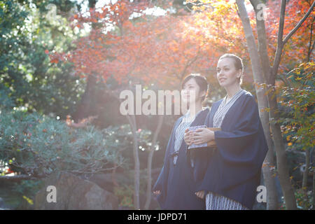 La donna caucasica indossare uno yukata Giapponesi con amico al ryokan tradizionale, Tokyo, Giappone Foto Stock