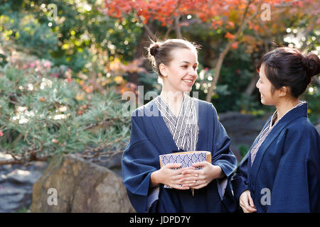 La donna caucasica indossare uno yukata Giapponesi con amico al ryokan tradizionale, Tokyo, Giappone Foto Stock